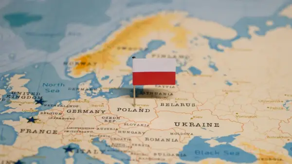 Flaga Polski na mapie Europy, symbolizująca jedność kraju, która w historii doświadczyła okresu rozbicia dzielnicowego.
