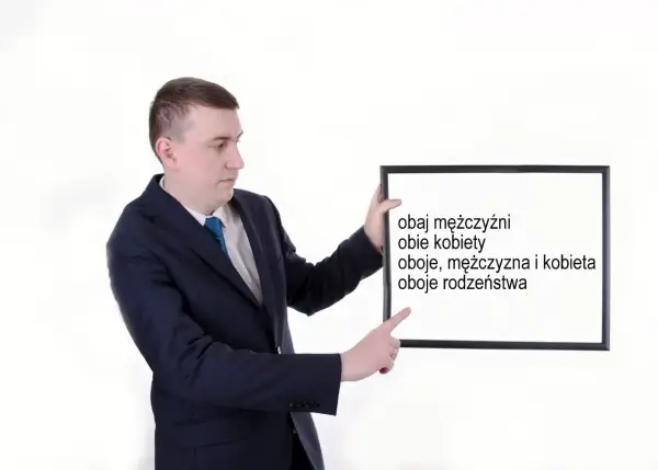 Mężczyzna w garniturze wskazuje na tablicę z napisami: "obaj mężczyźni", "obie kobiety", "oboje, mężczyzna i kobieta", "oboje rodzeństwa".