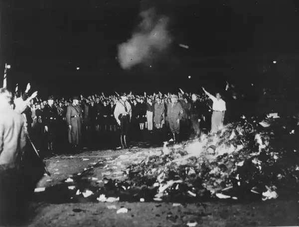 Nocne palenie książek przez zwolenników idei "czystej rasy aryjskiej".