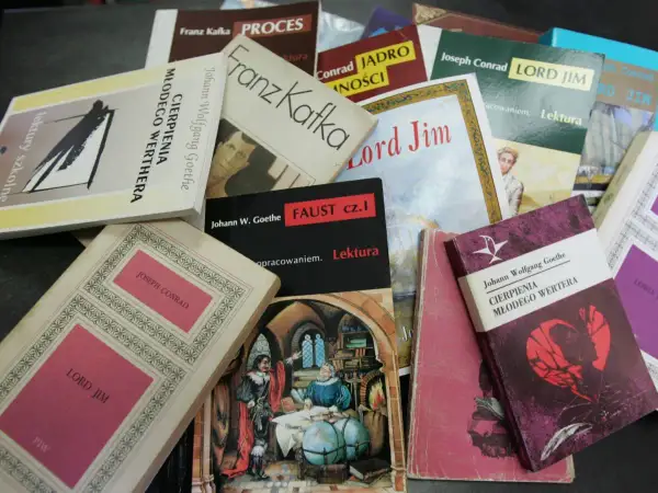 Stos książek: "Proces" Kafki, "Cierpienia młodego Wertera" Goethego, "Lord Jim" Conrada. To idealny plan wydarzeń dla miłośnika literatury.