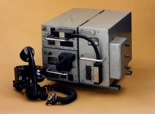 Pierwszy telefon komórkowy, masywny sprzęt z lat 60. XX wieku, z charakterystyczną słuchawką i tarczą numerową.