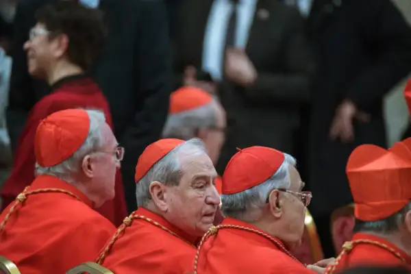 Kardynałowie w czerwonych szatach, uosobienie cnót kardynalnych, w skupieniu słuchają.