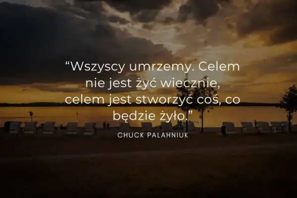 Zachód słońca nad jeziorem, z leżakami na plaży. Cytat Chucka Palahniuka, jeden z jego aforyzmów, przypomina o celu życia.