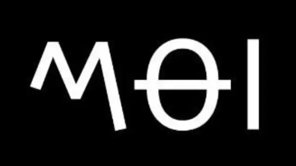Białe litery M, Θ, I na czarnym tle. Czy to "moi" czy "moji"?