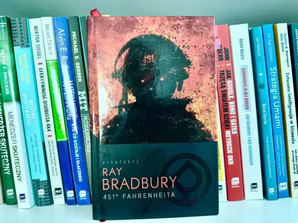 Okładka "451° Fahrenheita" Ray'a Bradbury'ego obok książek o biznesie, odzwierciedlająca pragmatyzm w wyborze lektur.